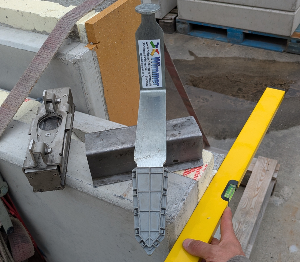 chwaBi Schwert mit vergossenem Magnet für lotrechten, robusten Einbau in Betonfertigteilen