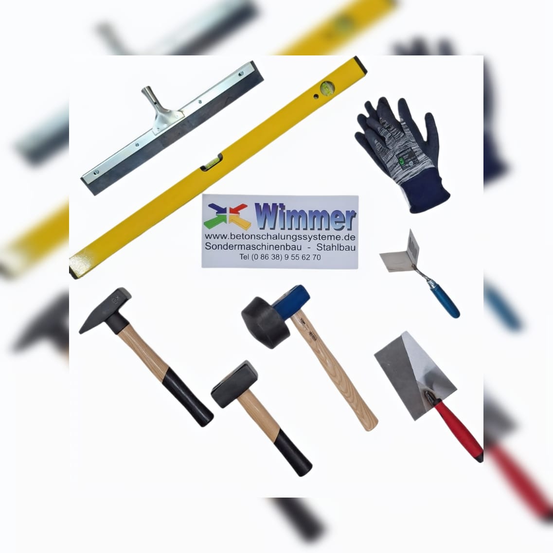 Verschiedene Handwerkzeuge für den Einsatz in Umlaufanlagen von Fertigteilwerken, darunter Gummihammer, Maurerhammer, Wasserwaage, Glättkelle und Abzieher – geeignet für die präzise Bearbeitung von Betonfertigteilen.