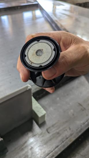 Preview: Einsatzmagnet mit montiertem Quickie zur Positionierung von Schalungselementen im Betonfertigteilwerk