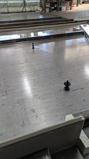 Mehrere Quickie-Magnete in Position auf dem Schalungstisch im Fertigteilwerk für Thermowandproduktion