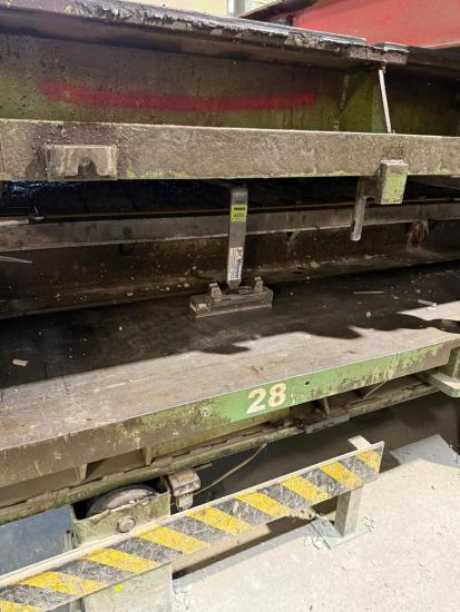 Montierter Haltemagnet an Schwabi-Bügel vor dem Aufsetzen auf den Schaltisch bei der Betonfertigung