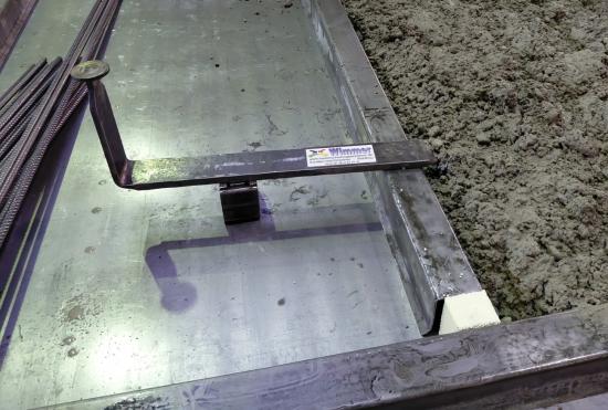 Preview: Montierter SchwaBi Abstandshalter mit Magnet auf Betontisch – sichert präzise Position der Bewehrung vor dem Betonieren