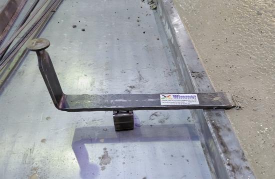 Preview: SchwaBi Abstandshalter mit Magnet bei der Betonage – Fixierung von Bewehrung und Schalung in der Doppelwandproduktion