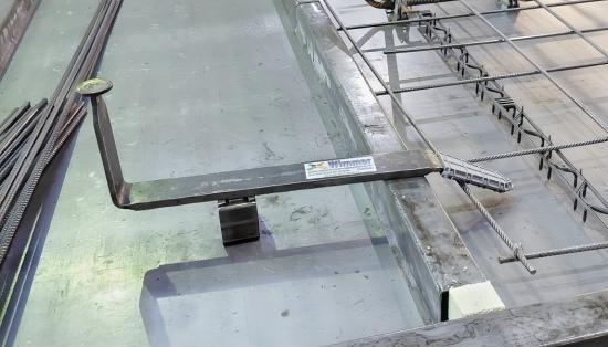 Preview: SchwaBi Abstandshalter mit Kappe und Magnet in der Anwendung – Fixierung der Armierung bei Doppelwandproduktion