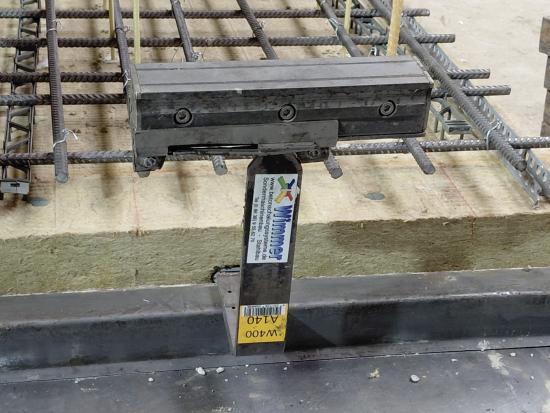 Seitenansicht des montierten Schwabi-Haltemagnets auf Bügel vor dem Wenden des Beton-Doppelwandelements in der Fertigung