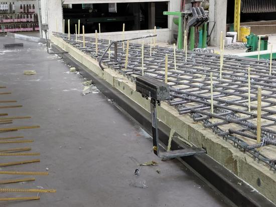 Montierter Schwabi-Haltemagnet auf Bügel vor dem Wendevorgang in der Betonschalung – Detailansicht in der Fertigung