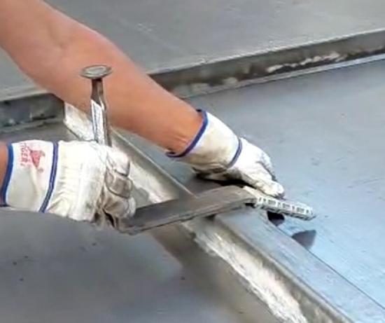 Einsetzen der Schwabi Kappe während des Montagevorgangs auf der Schalfläche