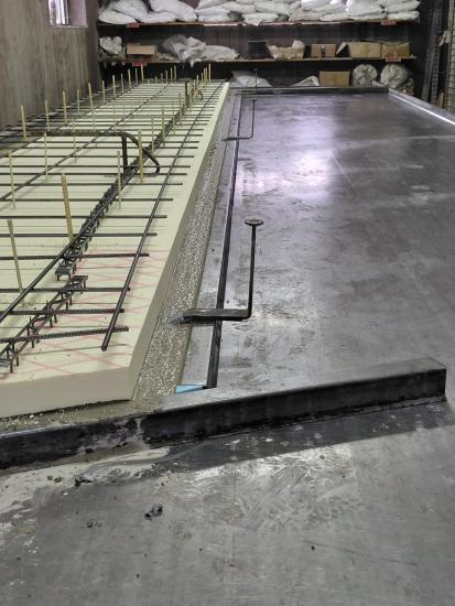 Schwabi-Schwert im eingebauten Zustand zur Fixierung von Betonschalen vor dem Wendevorgang in der Fertigung