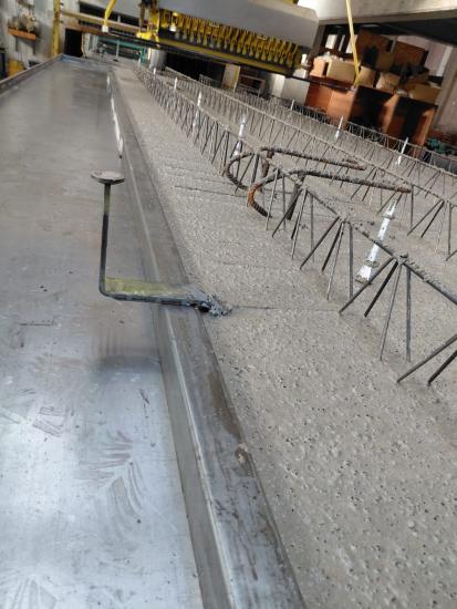 Doppelwand mit montiertem Schwert als Verrutschsicherung im Fertigteilwerk