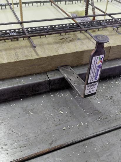 Verrutschsicherung Schwert in Doppelwand eingebaut mit Bewehrung und Fertigungsumgebung