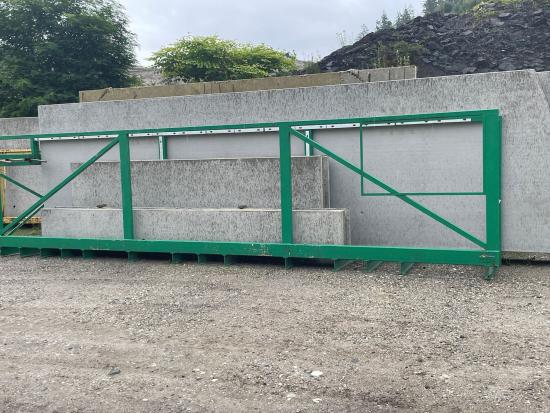 Beladenes Transportgestell mit Beton-Doppelwänden – Seitenansicht