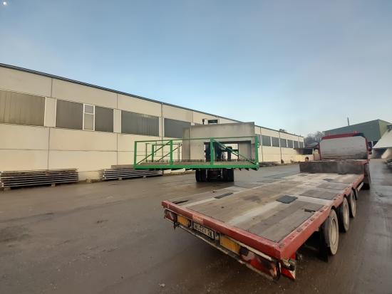 Transportgestell für Beton-Doppelwände bei der Verladung auf einen LKW im Betonwerk