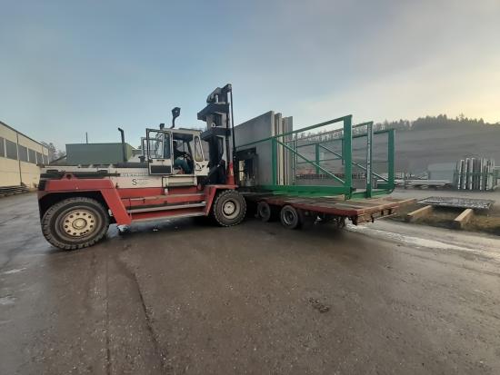 Transportgestell für Thermowände und Doppelwände aus Beton auf Tieflader verladen