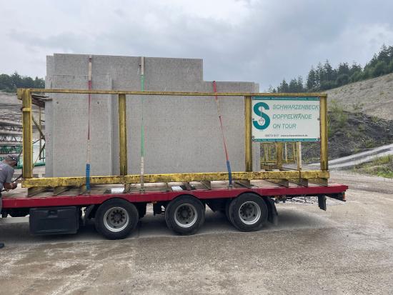 Transportgestell für Thermowände auf LKW – Typenschild sichtbar