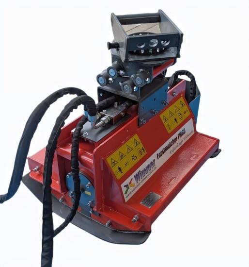 Rückansicht des Wimmer FM60 Forstmulchers mit hydraulischen Leitungen und kompaktem Antriebssystem.