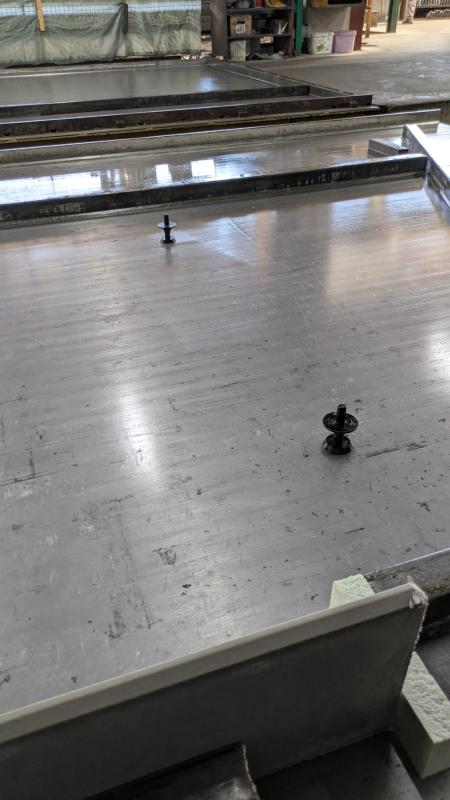 Mehrere Quickie-Magnete in Position auf dem Schalungstisch im Fertigteilwerk für Thermowandproduktion