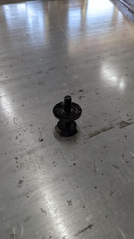 Quickie mit integriertem Magnet auf dem Schalungstisch zur Fixierung der Doppelwand-Schalung