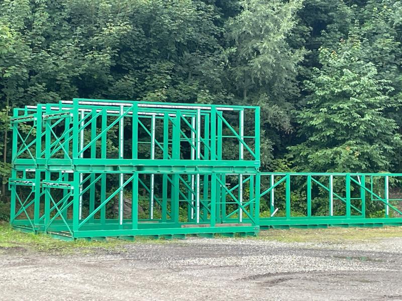 gestapelte-transportgestelle-fertigteilwerk