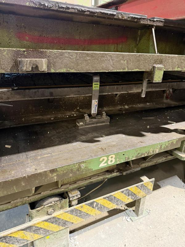 Montierter Haltemagnet an Schwabi-Bügel vor dem Aufsetzen auf den Schaltisch bei der Betonfertigung