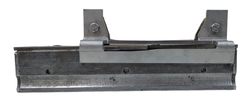 Seitliche Ansicht des Schwabi-Verrutschsicherungsmagnets zur Fixierung von Betonschalungen