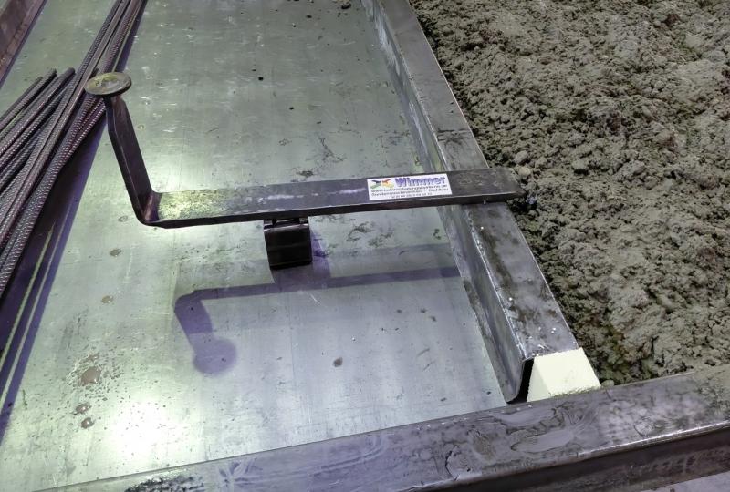 Montierter SchwaBi Abstandshalter mit Magnet auf Betontisch – sichert präzise Position der Bewehrung vor dem Betonieren