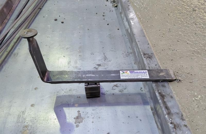 SchwaBi Abstandshalter mit Magnet bei der Betonage – Fixierung von Bewehrung und Schalung in der Doppelwandproduktion