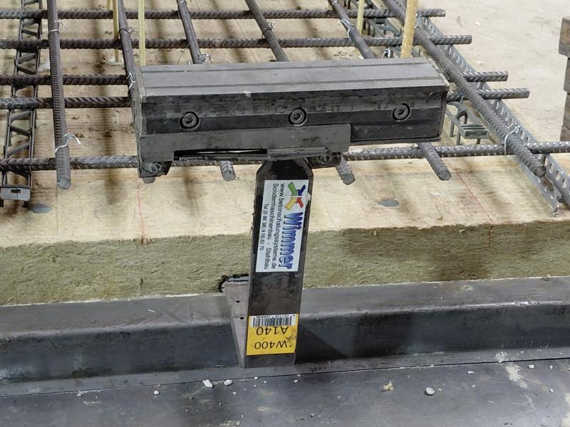 Seitenansicht des montierten Schwabi-Haltemagnets auf Bügel vor dem Wenden des Beton-Doppelwandelements in der Fertigung