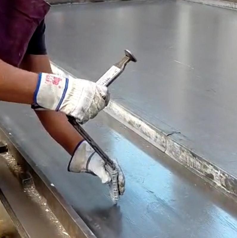 Montage der Schwabi Kappe auf dem Schwert zur Fixierung von Doppelwänden