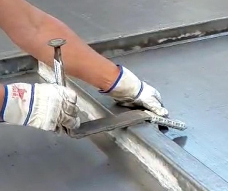 Einsetzen der Schwabi Kappe während des Montagevorgangs auf der Schalfläche