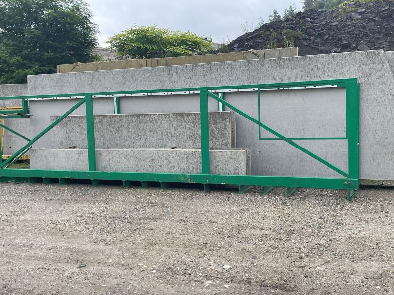 Beladenes Transportgestell mit Beton-Doppelwänden – Seitenansicht