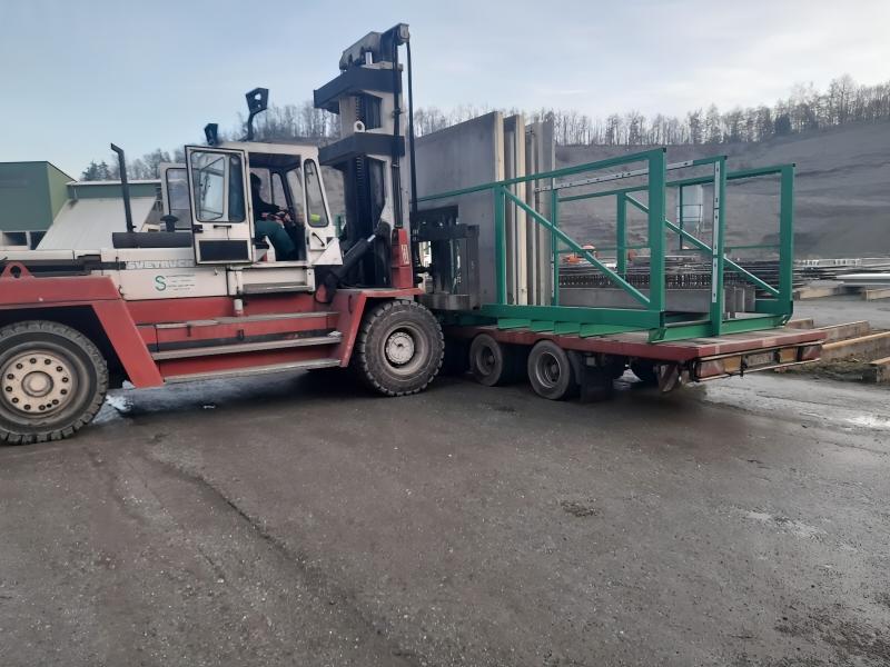 Transportgestell für Beton-Doppelwände beim innerbetrieblichen Transport im Betonwerk