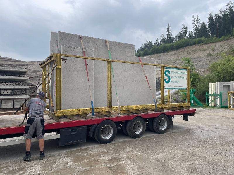 Gelbes Transportgestell mit Doppelwänden auf LKW – 25 Jahre im Einsatz