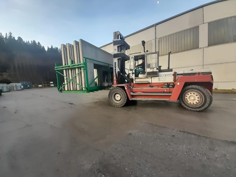 Schwerlaststapler transportiert Beton-Doppelwände in einem Transportgestell für Thermowände im Betonwerk