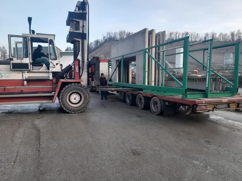 Schwerlaststapler transportiert Beton-Doppelwand in Transportgestell für Thermowände im Fertigteilwerk